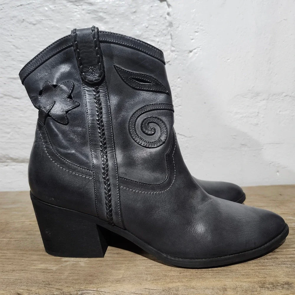 Austin Black Leather Western Ankle Boots Floral Embroidery Pointed Toe Size 11M